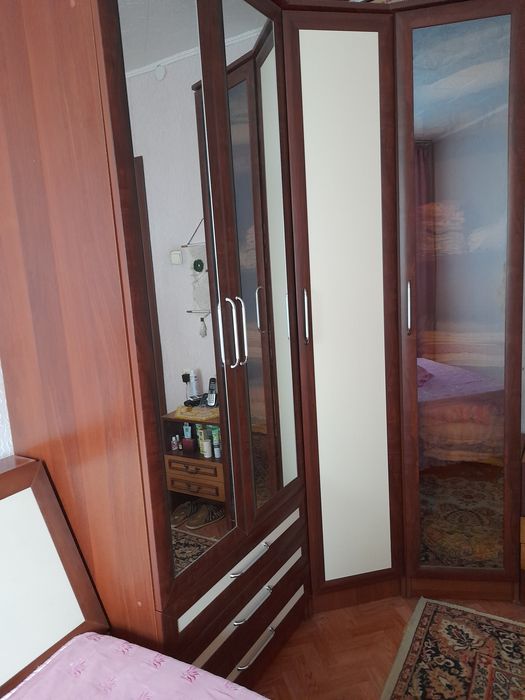 Угловой шкаф для спальни