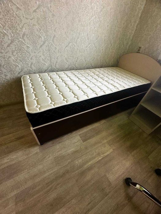Продам кровать с матрацем