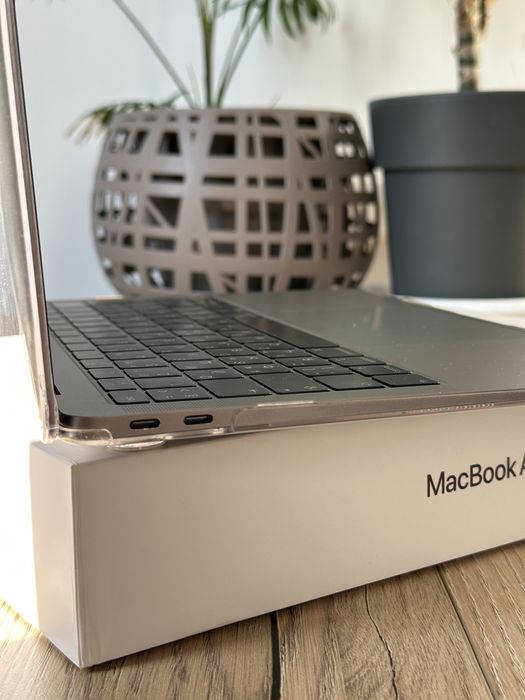MacBook Air 2019 (A1932) — Retina