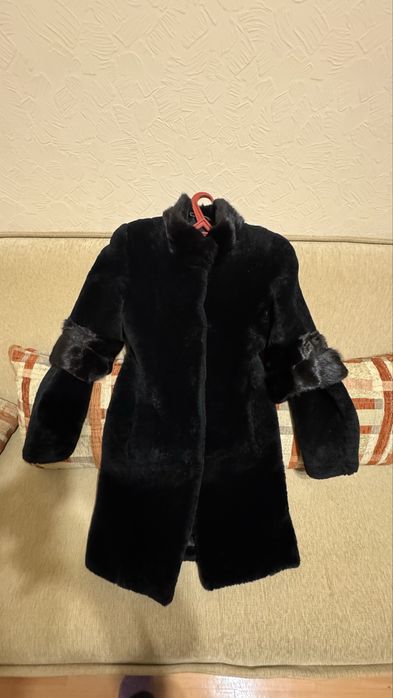 Продам шубу натуральную мутон с элементами норки