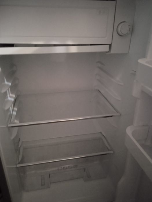 Продам маленький холодильник Artel