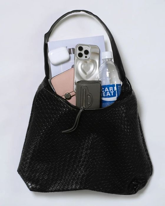 Черна дамска чанта с плетен ефект