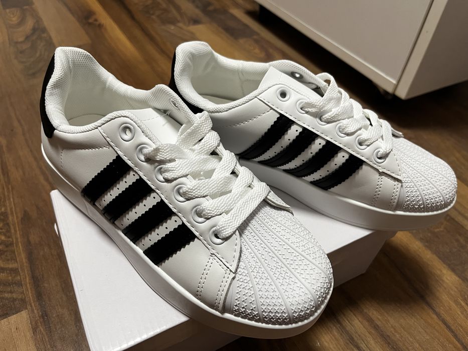 Adidasi dama ! Noi la cutie in doua culori