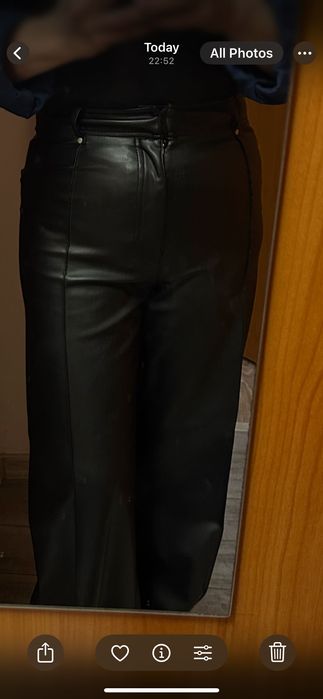 Vand pantalon din imitație de piele
