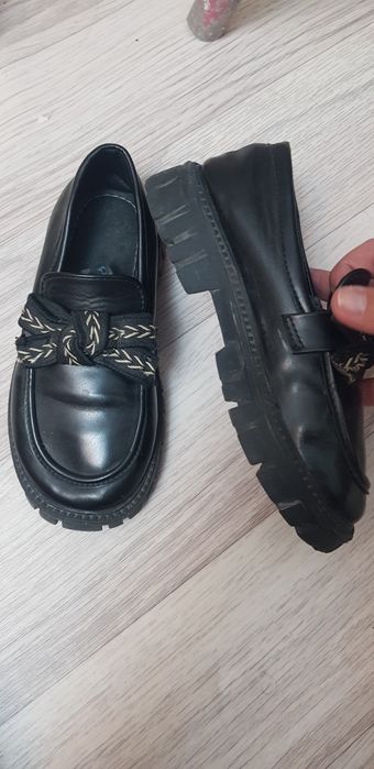 Продам туфли в школу красивые