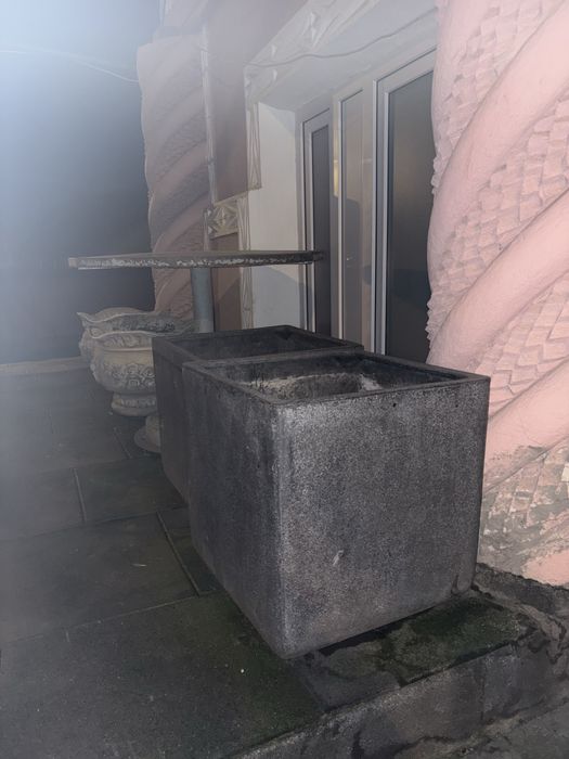 Set 4 ghivece mare plastic dur si beton 150 lei bucata