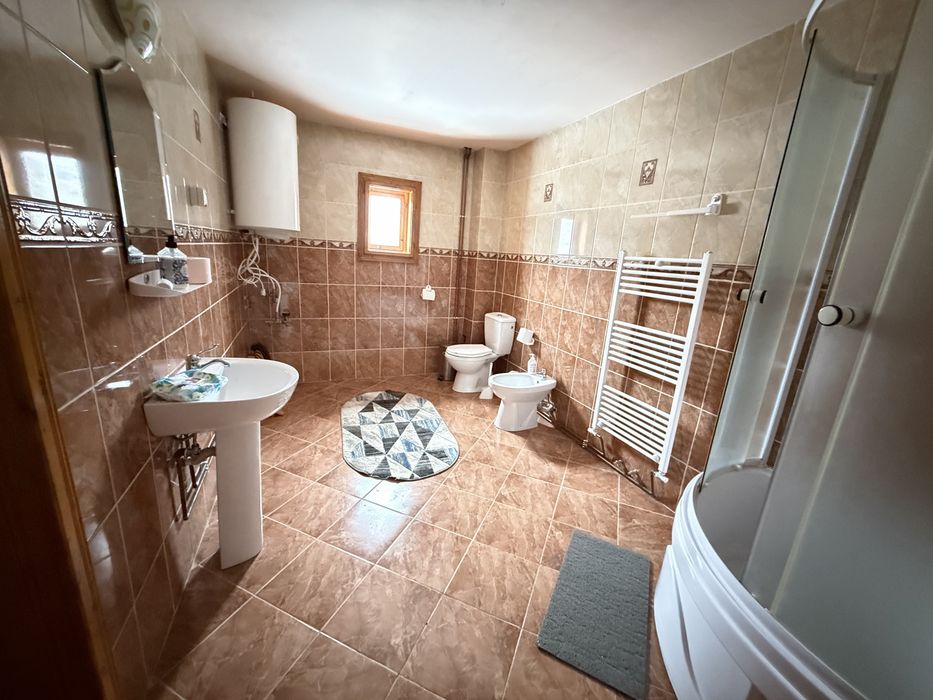 Cabana cu foisor si loc de joaca pentru copii