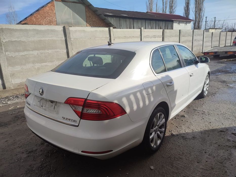 Dezmembram Skoda Superb 2014 usa fata stanga/usa spate stanga