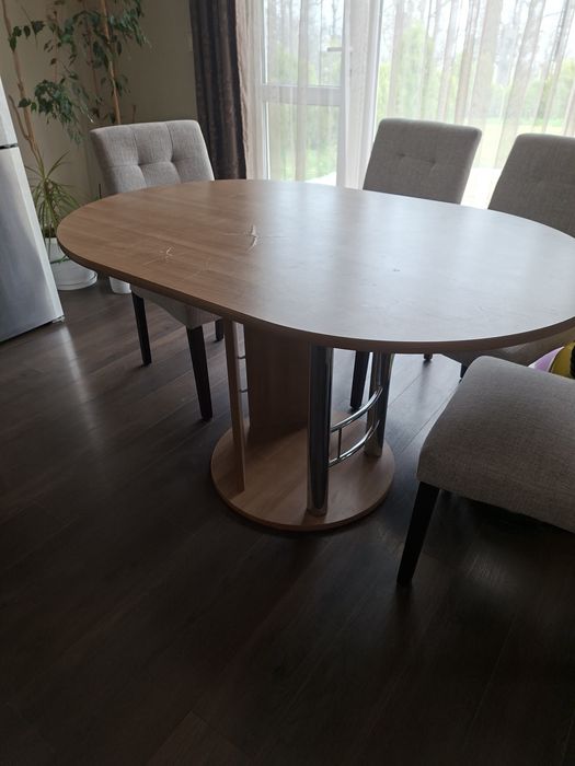 Продавам трапезна маса