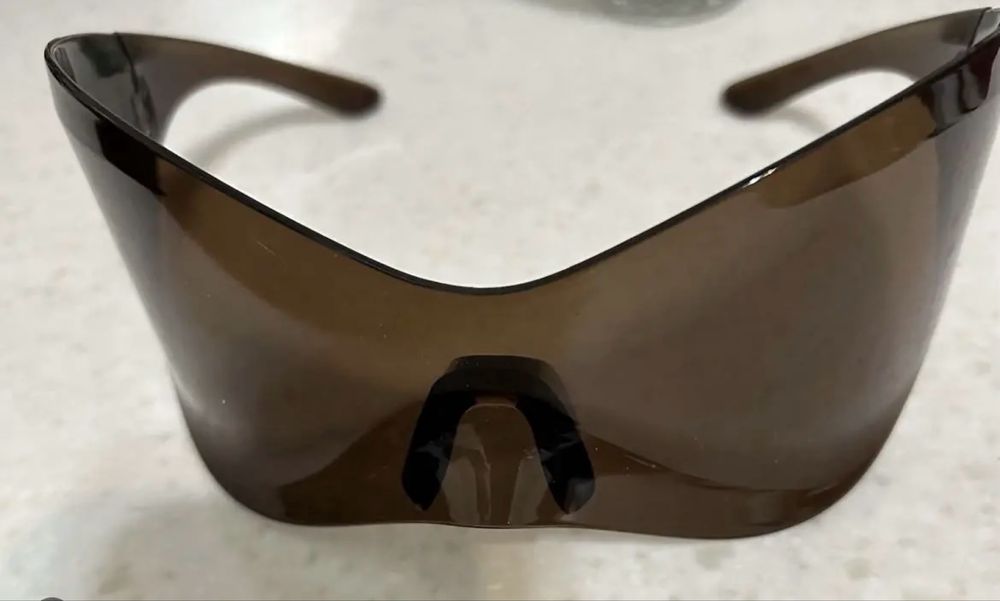 Очки солнцезащитные.