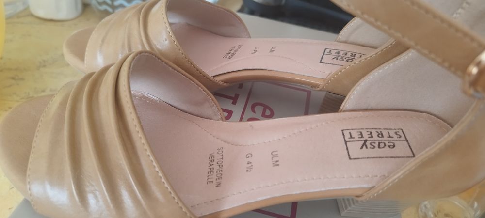 Нови сандали с малък ток.Цвят карамел.35 лв.