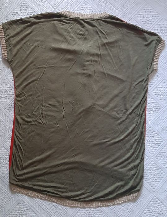 Bluza maneca scurta. Marimea S dar este mai mare