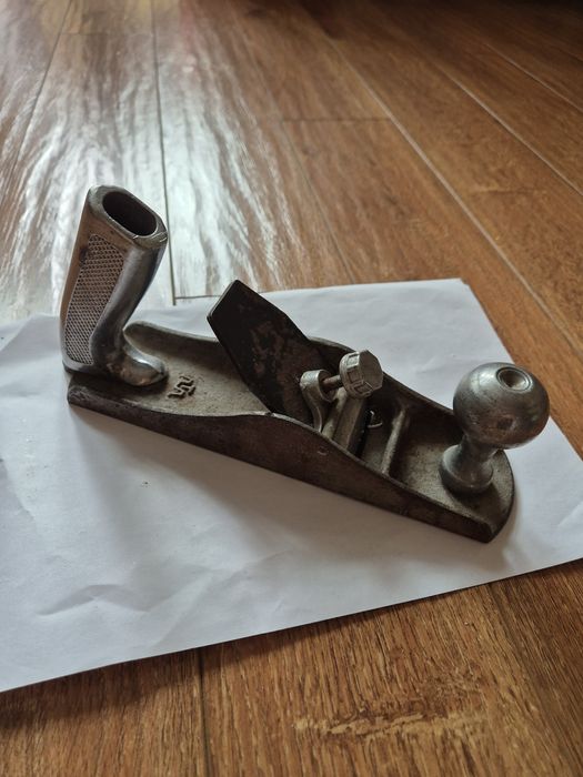 Продаются:  тиски, рубанок