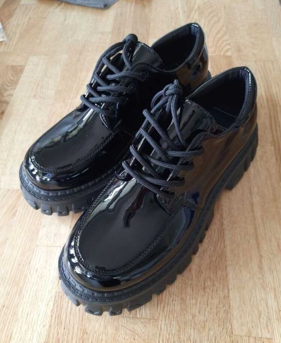 Черни лачени обувки