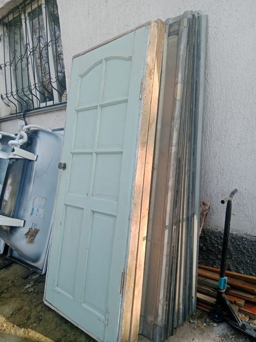 Дверь деревянный