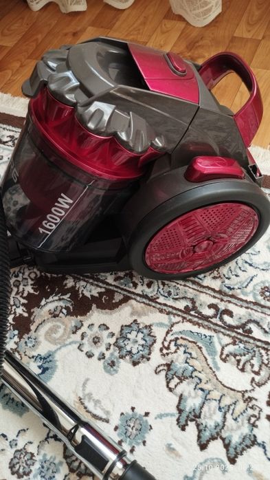 Продам маленький компактный пылесос