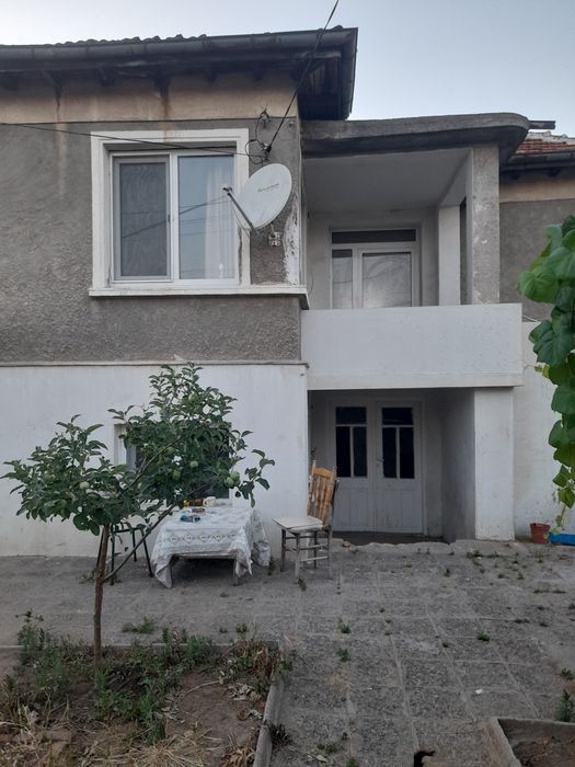 Продавам къща с дворно място 1 декар
