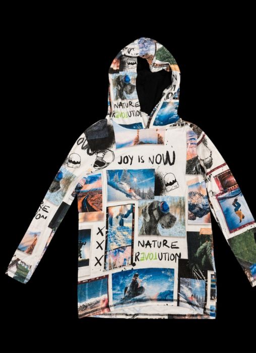 Hanorac desigual cu peisaje si gluga