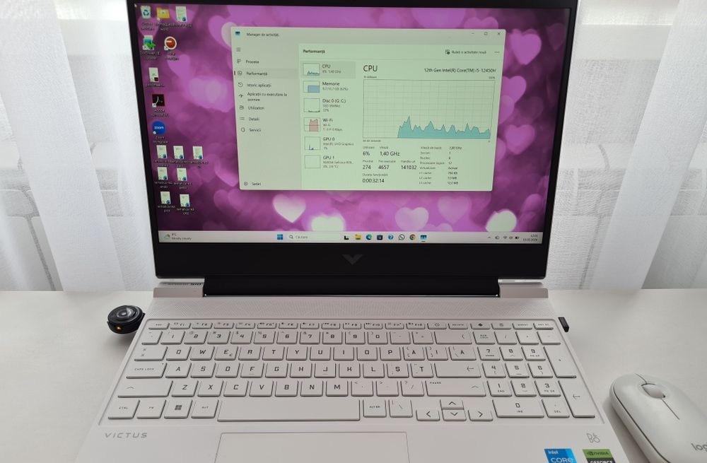 Laptop HP Victus alb cu sistem Windows 11