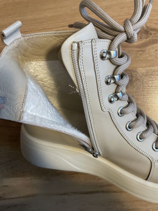 Високи сникърси тип бота