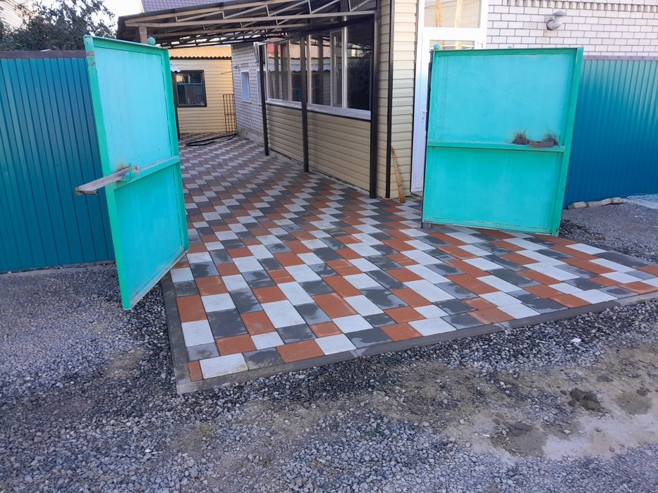 укладка тротуарной  плитки брусчатки)