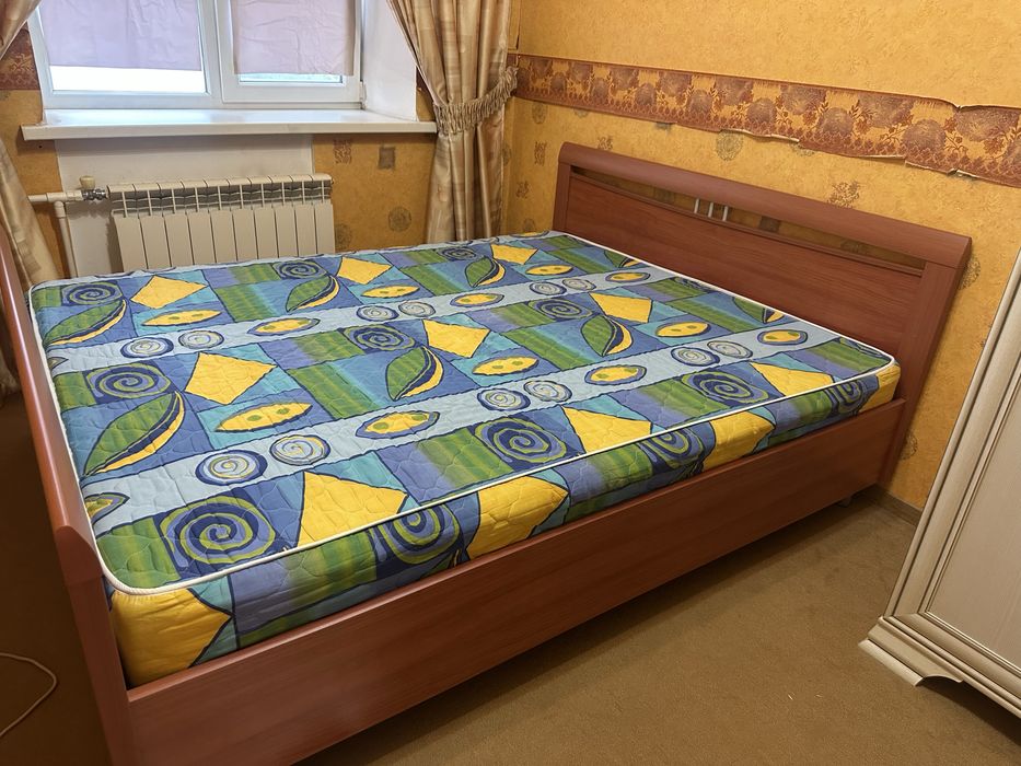 Двуспальная кровать с матрасом