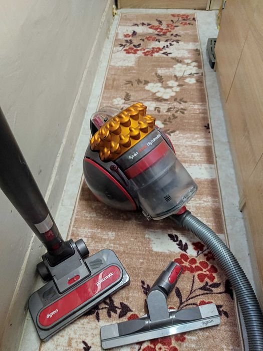 Dyson прахосмукачки и други