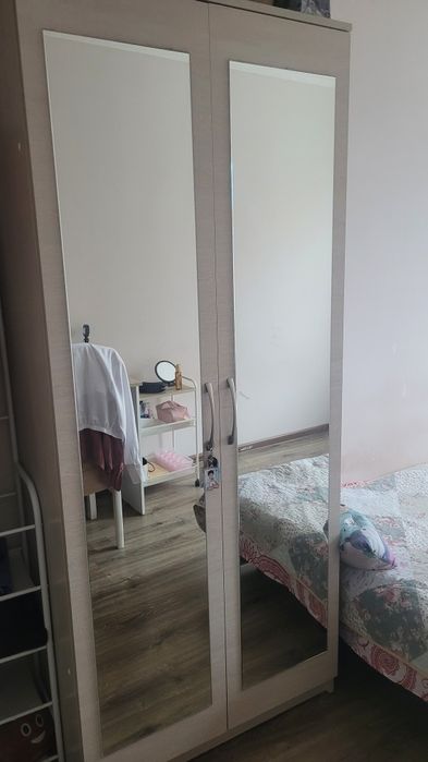 Шкаф с зеркалом срочно продам