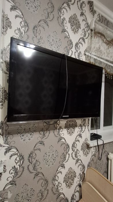 Горка, телевизор және стол бар