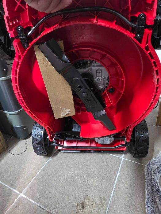 Masina de tuns iarba Einhell GC-PM 402 cu motor termic