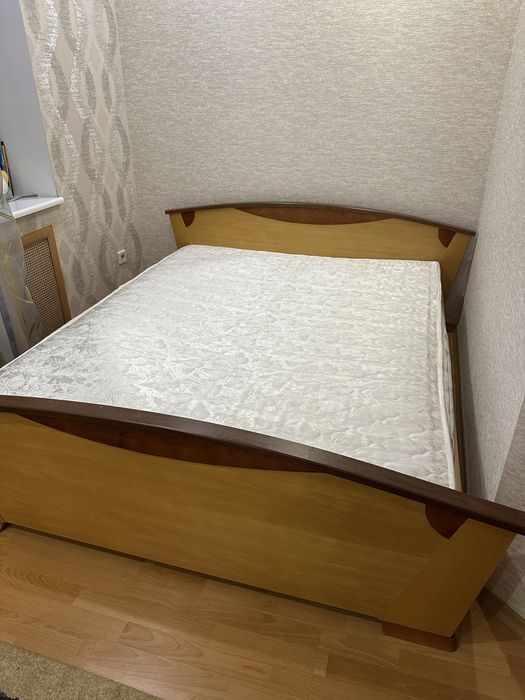 Кровать двухспальная с матрасом