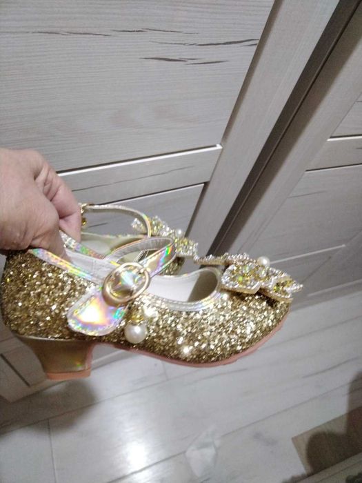 Детски, блестящи обувки с токчета.
