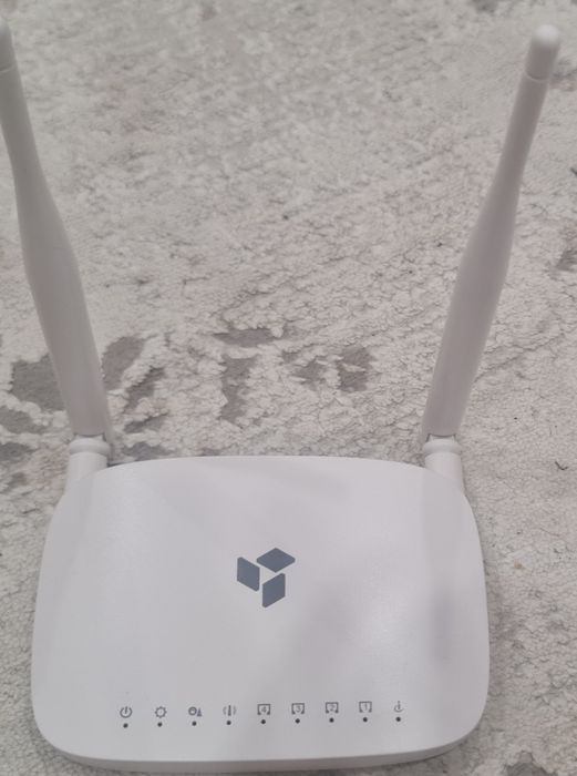 Роутер отличный белый