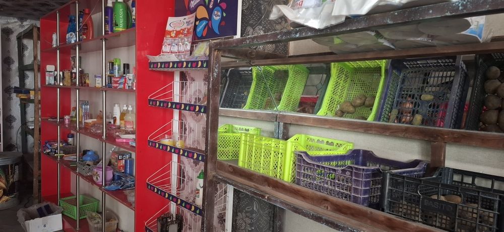 Xaladelnik va jixozlar sotiladi