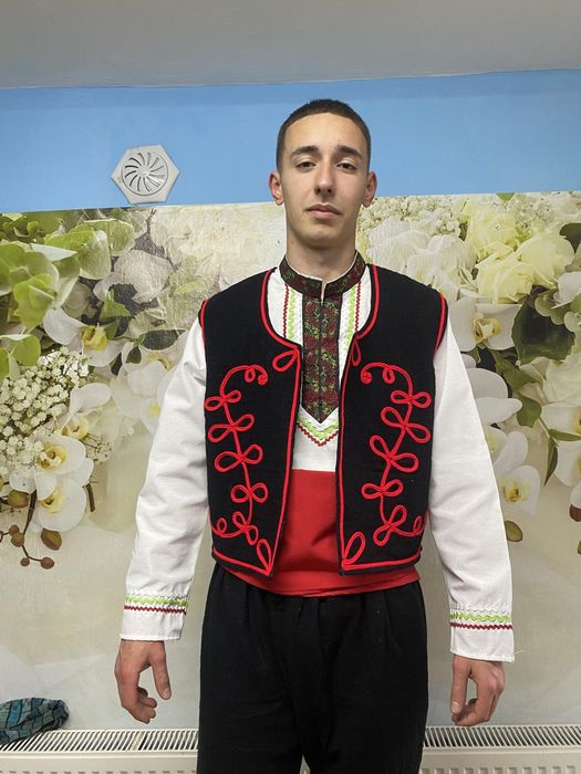 Мъжка народна носия със ширити