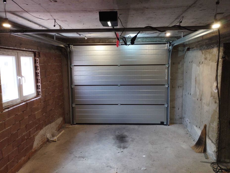 Немски гаражни секционни врати Хьорман модел Planar 2500x2000