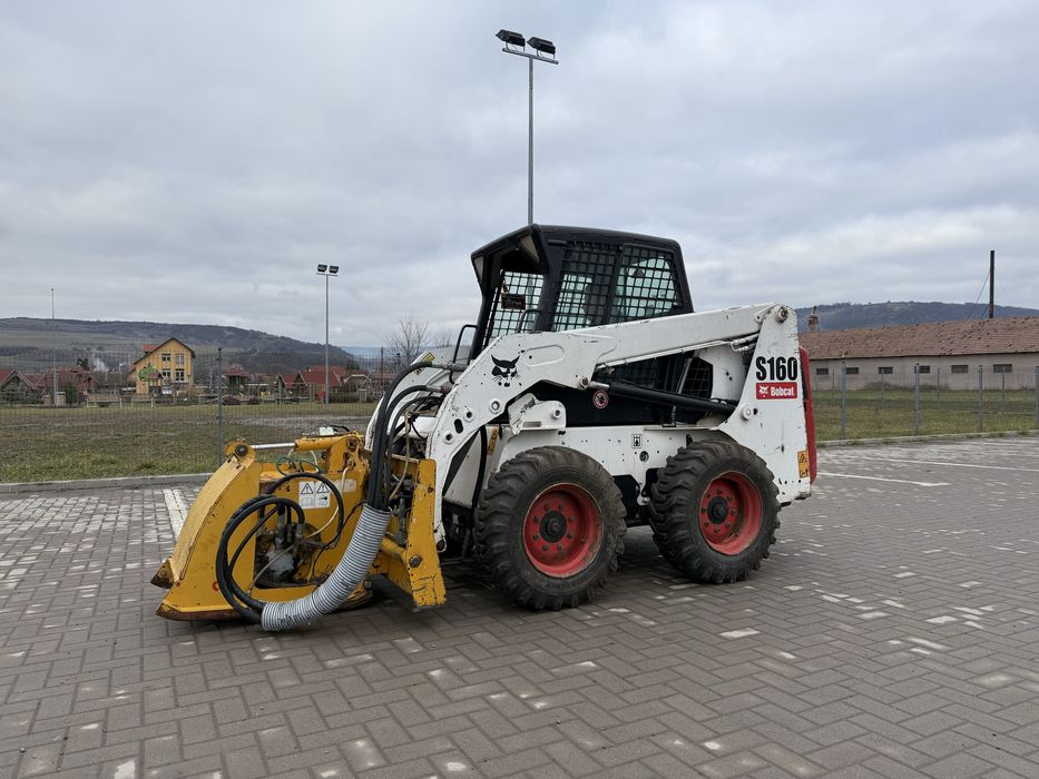 De inchiriat freza de asfalt instalat pe incarcator Bobcat