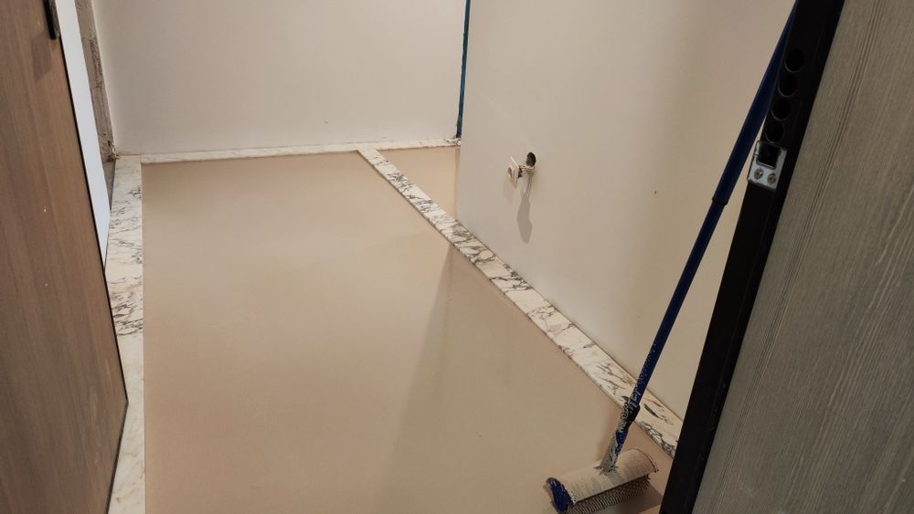 Саморазливна замазка, самонивелираща се замазка