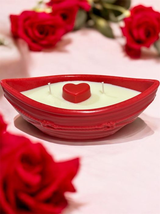 Свещ “Червена лодка със сърце”