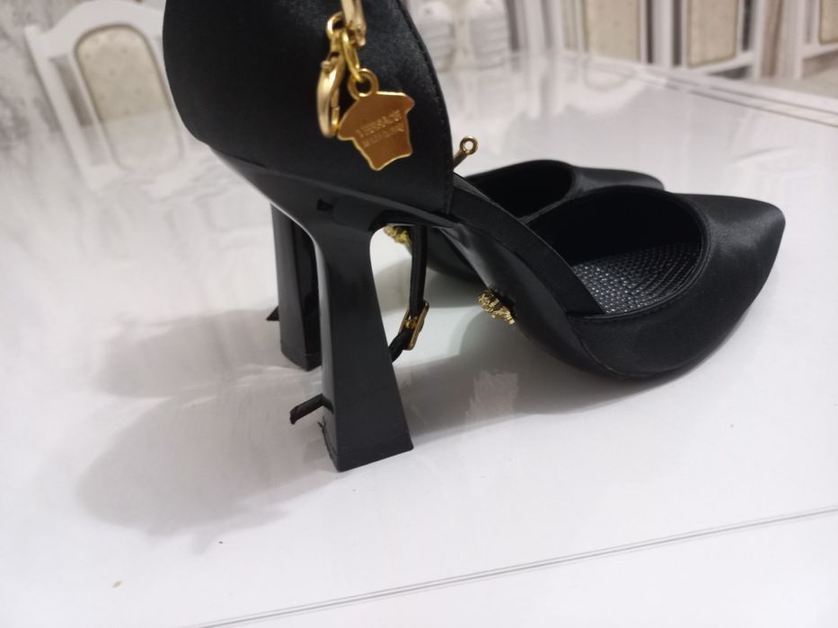 Продам женские черные туфли