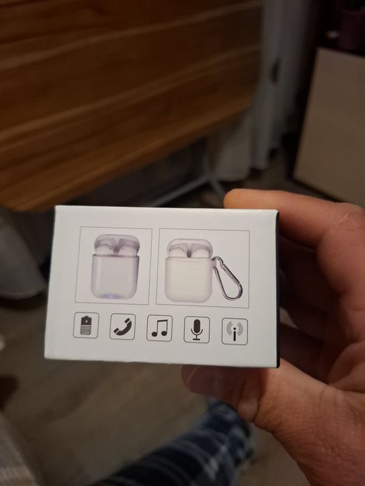 Casti  AirPods , noi,