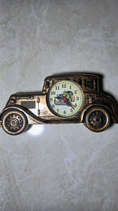 Продаются часы декоративные из пластмассы