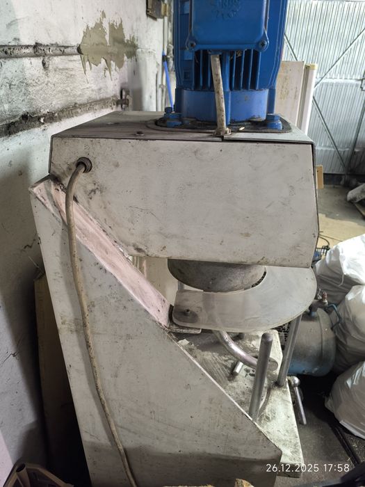 Тестомесачка трифазна,винтова, подвижен казан