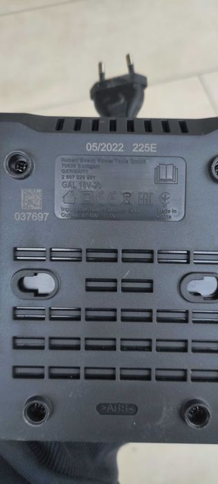 Vând încărcător Bosch 18 V