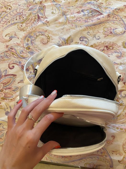 Раница чисто нова