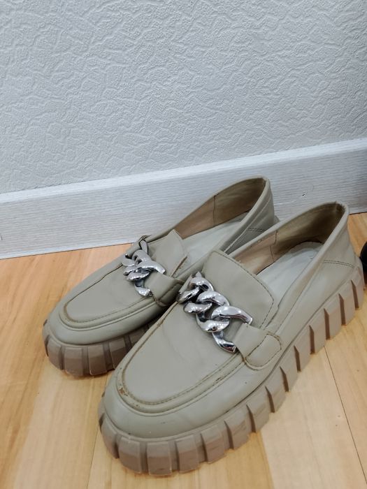 Аяқ киімдер сатылады