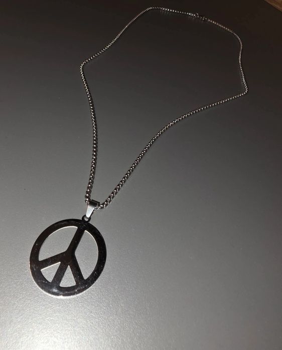 Colier cu pandantiv cu semnul pacii