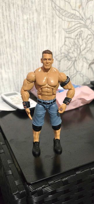Продавам фигура на wwe