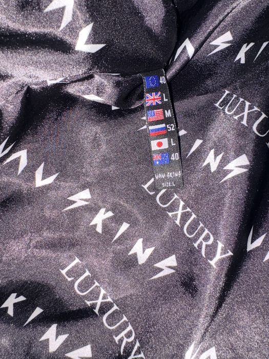 Jacheta neagra din piele cu tinte