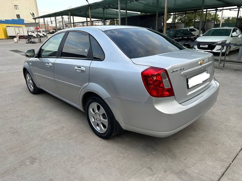 Chevrolet Gentra
Rang: seriy 
2016-yil yevro 1pazitsiya 
Kraska: orqa